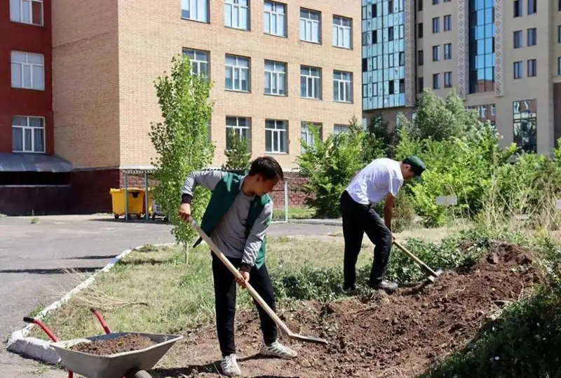 Около 2 тыс. молодых людей задействовано в трудовых отрядах «Жасыл ел» в Нур-Султане