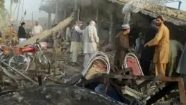 Кандагарда жанкешті өзін жарып жіберіп, бірнеше полицейді өлтіріп, полиция басшысы генерал Абдул Разықты жаралаған орыннан көрініс. 28 тамыз 2012 жыл