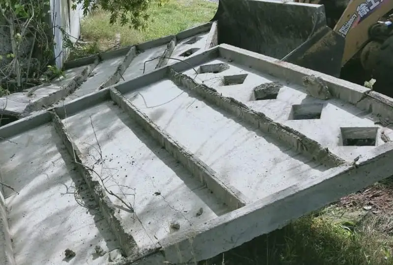 Pavlodar oblysynda jumysshyǵa beton plıta qulap kóz jumdy