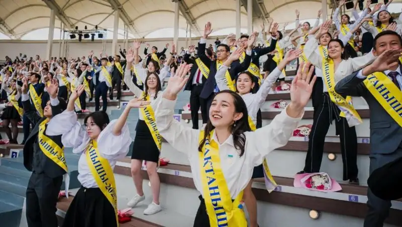 Аким столицы поздравил обладателей «Алтын белгi» с окончанием школы