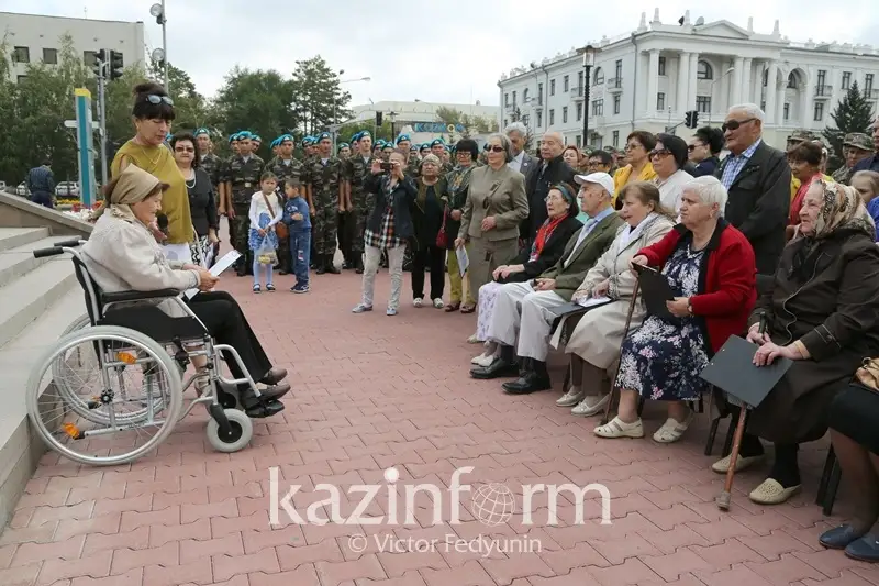 Астаналық сарбаз гитарамен Абайдың әнін орындады