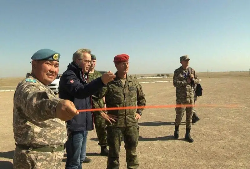 Инспекционная группа посещает военные объекты Казахстана