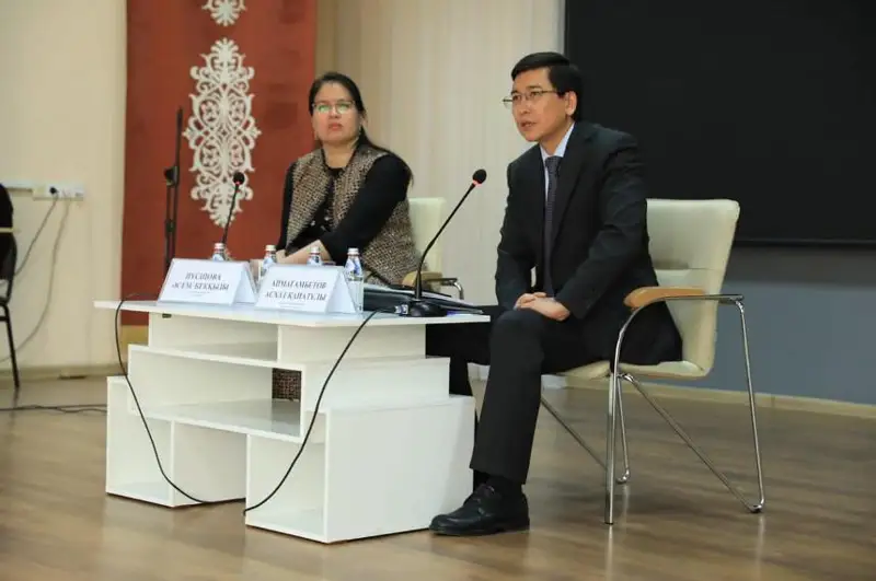 Асхат Аймагамбетов провел совещание с директорами школ Алматы