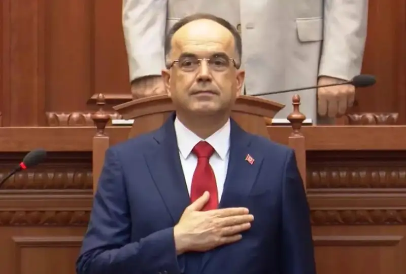 Новый президент Албании приведен к присяге