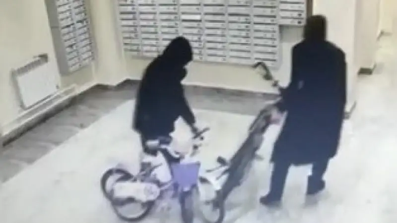 نۇر-سۇلتاندا ءۇي كىرەبەرىسىنەن بىرنەشە ۆەلوسيپەد ۇرلاپ كەتكەندەر ۆيدەوعا ءتۇسىپ قالدى
