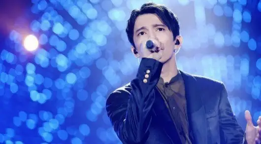 ديماش قۇدايبەرگەن قىتايلىق مەكتەپ وقۋلىعىنىڭ بەتتەرىندە ءجۇر