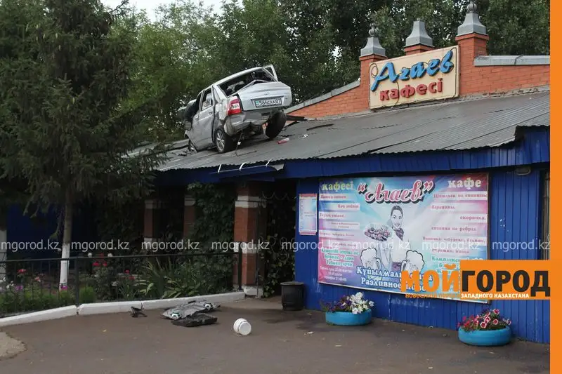 Новости Уральск - Машина залетела на крышу кафе в Уральске agaev (7)