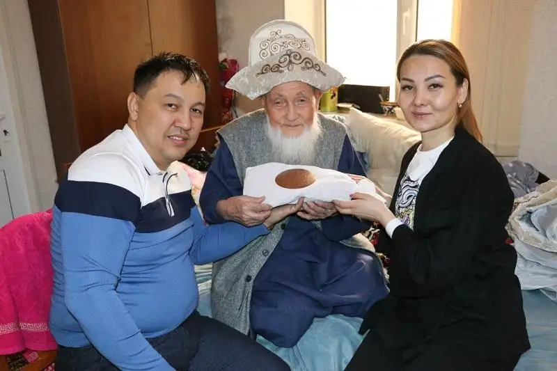 نامانگاننان قوجا احمەت ياساۋي شەجىرەسىنىڭ ءبىر ۇلگىسى مەن ءمورى تابىلدى