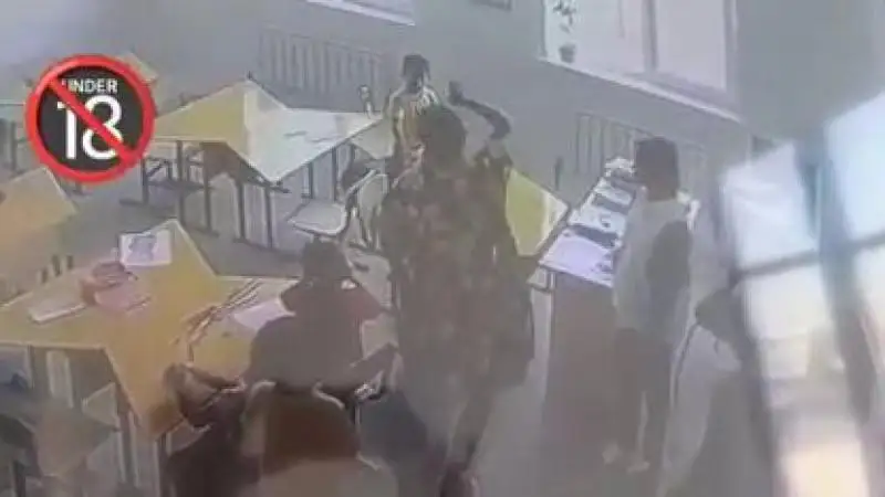 شىمكەنتتە 1-سىنىپ وقۋشىسىن ساباق ۇستىندە ۇرعان ايەل ۆيدەوعا ءتۇسىپ قالدى