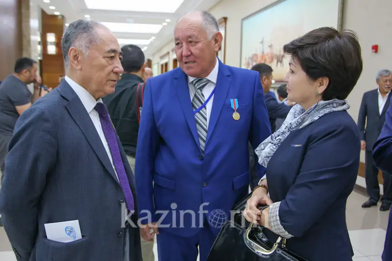 Н.Назарбаев шетелдегі қандастарымызды үздік 100 оқулықты қазақ тіліне аудару ісіне қатысуға шақырды