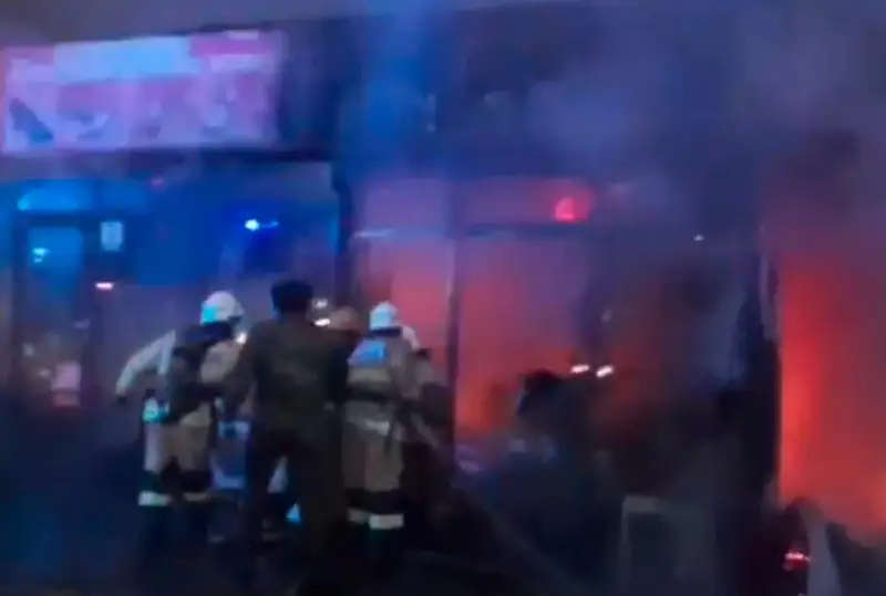 Shymkentte kópqabatty úıdiń astyndaǵy alty saýda dúńgirshegi órtenip ketti