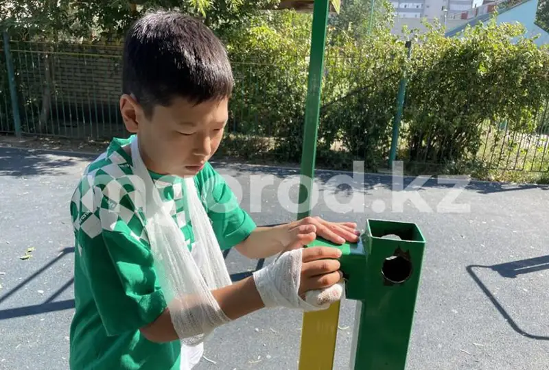 Еще одному ребенку отрезало фалангу пальца на детской площадке в Уральске