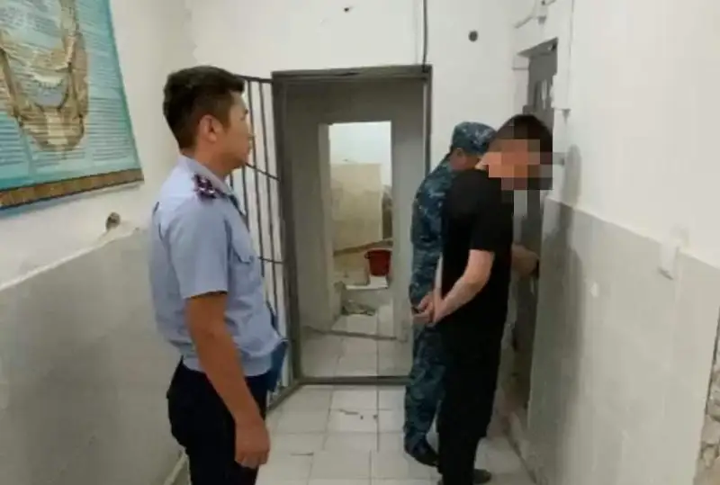 Turǵyn úı shatyrynda atys qarýyn saqtaǵan báıdibektik turǵyn qamaýǵa alyndy