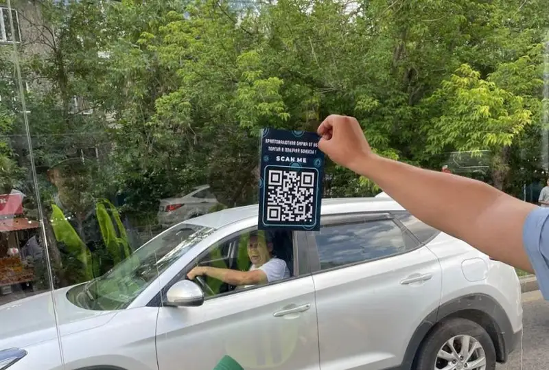 Алматы аялдамаларына QR-коды бар күмәнді жарнама пайда болды