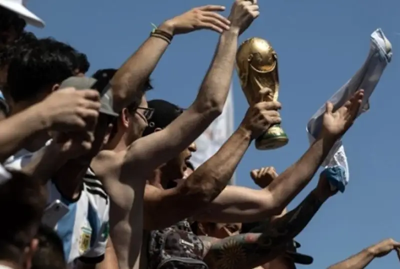 Сборная Аргентины устроила чемпионский парад в сопровождении верблюжьей полиции на ЧМ-2022