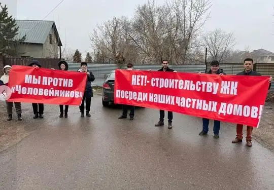 Almatylyqtar jeke sektor janynan kópqabatty úı salýǵa qarsy