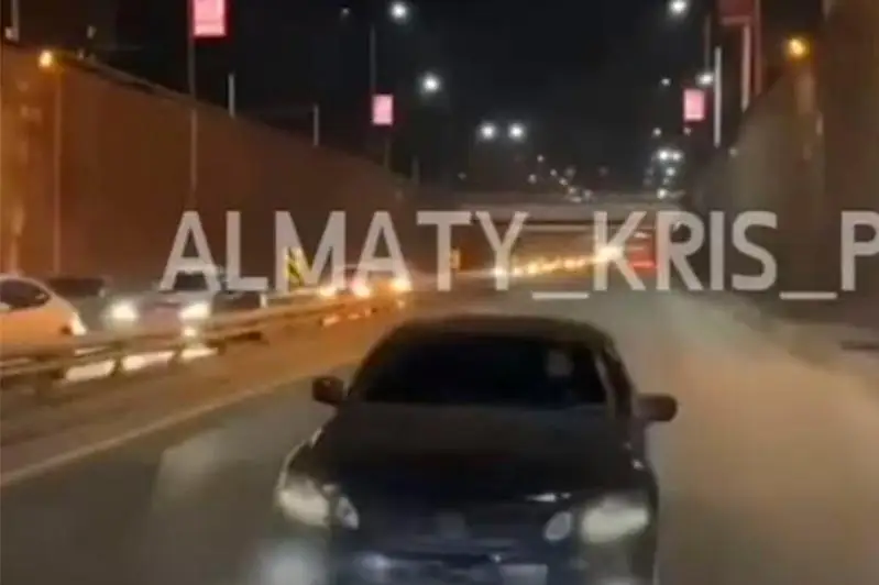 Ехал задним ходом по улицам Алматы: водителя наказали