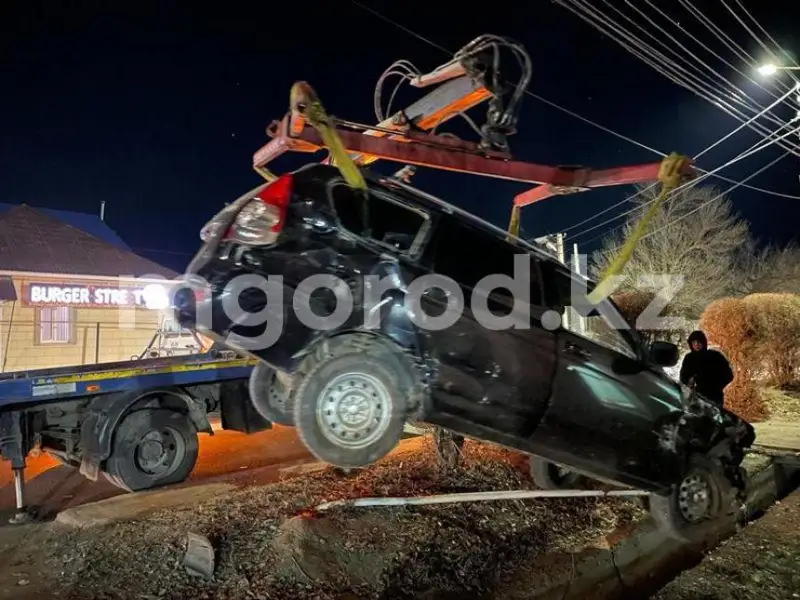 Иномарка врезалась в жилой дом после столкновения с «Lada Priora» в Уральске