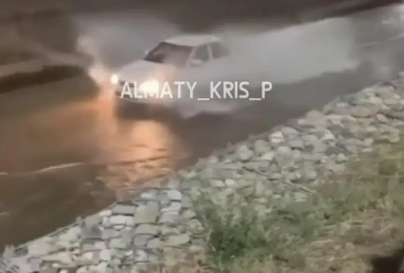 Almaty polıtsııasy Esentaı ózeninde kólikpen júrgen júrgizýshini izdep jatyr