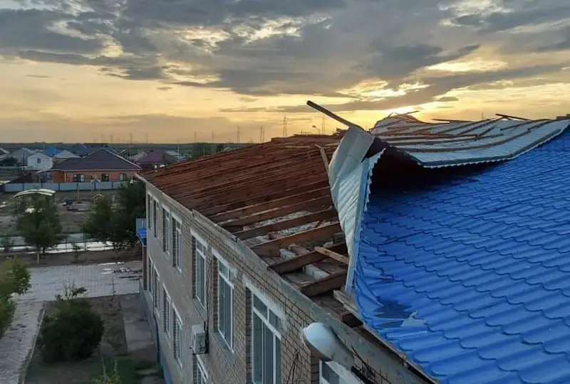 Ветер сорвал кровлю двух школ и семи домов в Атырау