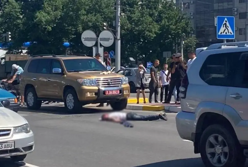 Машина посольства России сбила пешехода в Бишкеке