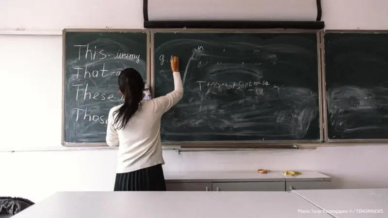 «مۇعالىمدەردىڭ جالاقىسى 30 پايىزعا قىسقارادى». ب ع م پىكىر ءبىلدىردى