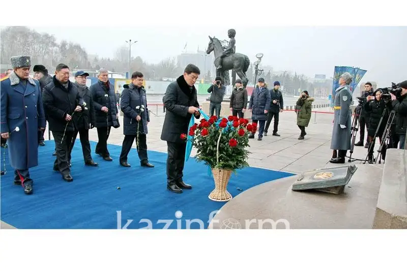 Алматылықтар Тәуелсіздік монументіне гүл шоқтарын қойды