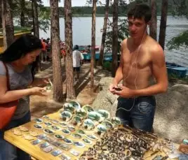 Кәдесый сатушы. Бурабай демалыс аймағы, 22 маусым 2013 жыл. (Көрнекі сурет)