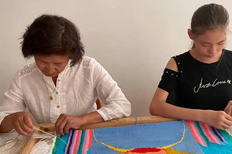 ماڭعىستاۋ وبلىسىندا اۋىل مەكتەبىنىڭ مۇعالىمى شيگە سۋرەت سالۋدى ۇيرەتۋدە - ۆيدەو