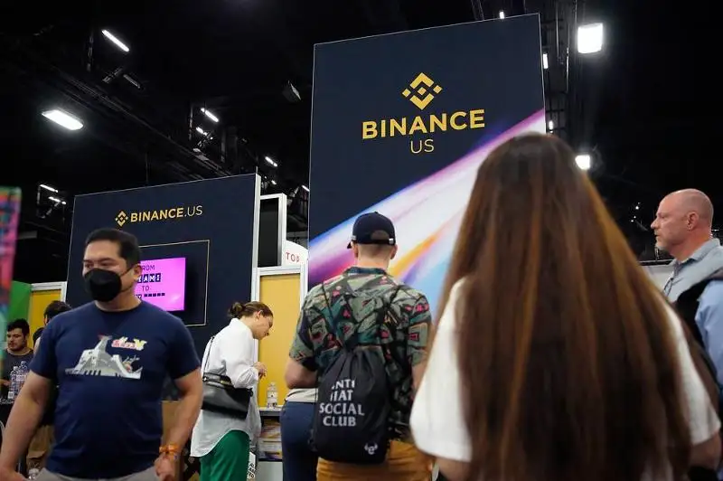 Binance iri krıptobırjasy reseılik qoldanýshylarǵa shekteý qoımaq