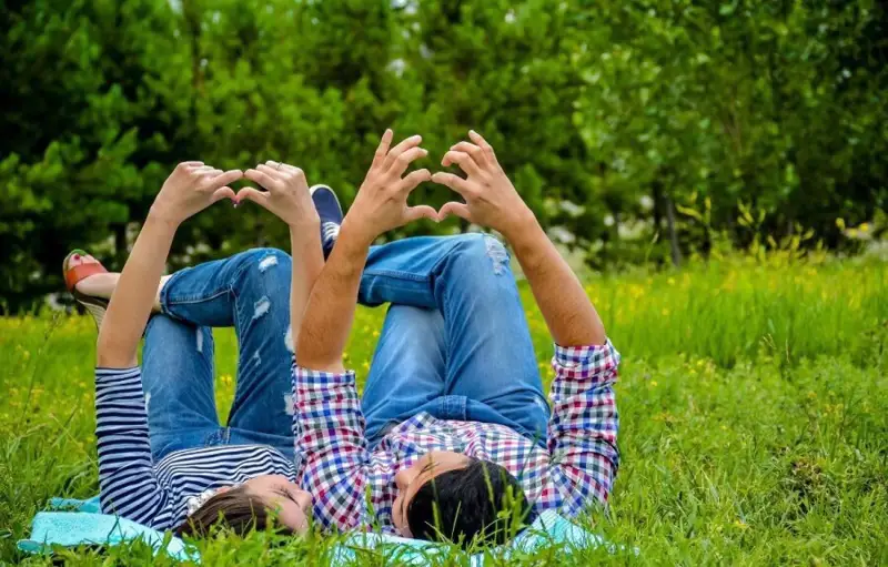 شىن عاشىق بولعان ادامنىڭ بەلگىلەرى