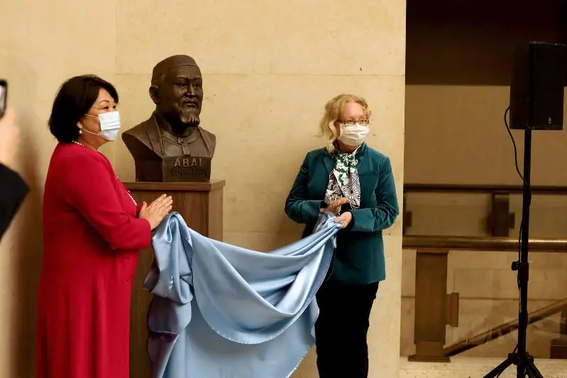 جەنيەۆاداعى ۇلتتار سارايىندا ابايدىڭ بيۋستى اشىلدى