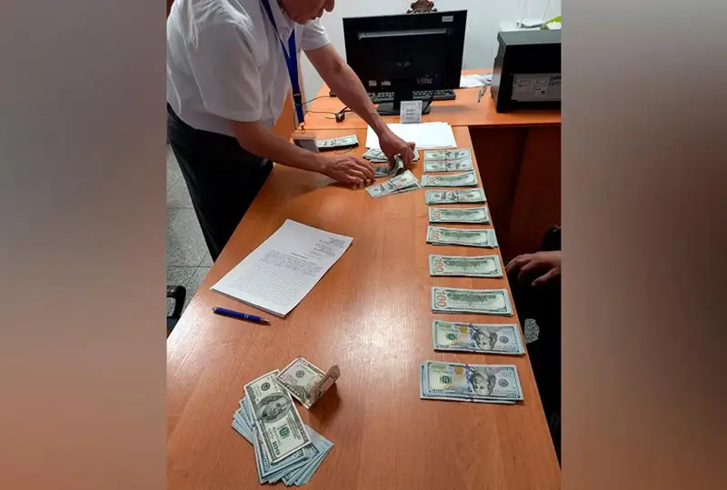 Пассажир авиарейса Нур-Султан-Ташкент пытался вывезти свыше 21 тыс. долларов