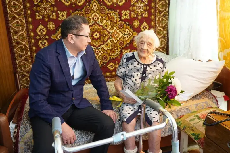 Со 101-летием поздравили ветерана ВОВ костанайские полицейские