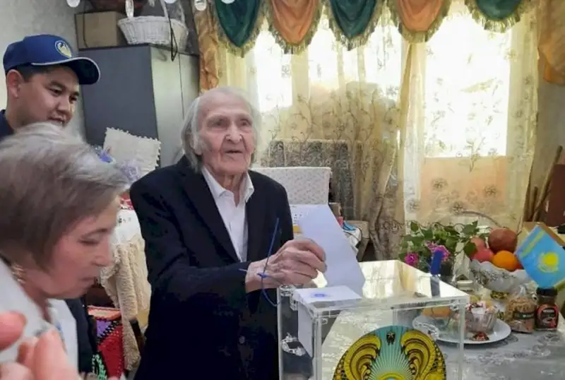 Столетний ветеран из Алматы сделал свой выбор на референдуме