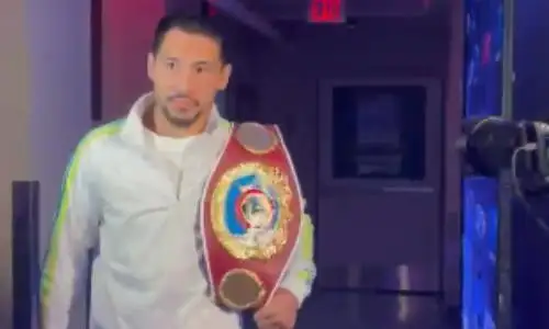 Жанибек Алимханулы появился с поясом WBO перед публикой