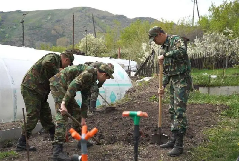 Спасатели ВКО устроили субботник во дворе труженицы тыла