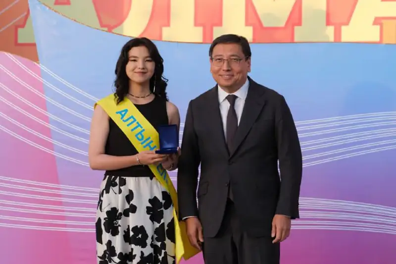 Более 600 выпускников алматинских школ получили нагрудный знак «Алтын белгi»