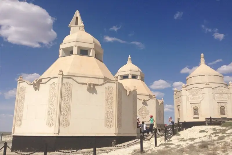 اتىراۋداعى كيەلى مەكەننىڭ ءبىرى -  اقمەشىت قورىمى