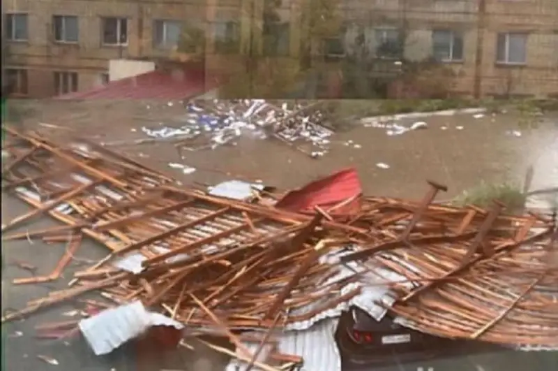 Штормовой ветер снес крышу роддома в Атырау
