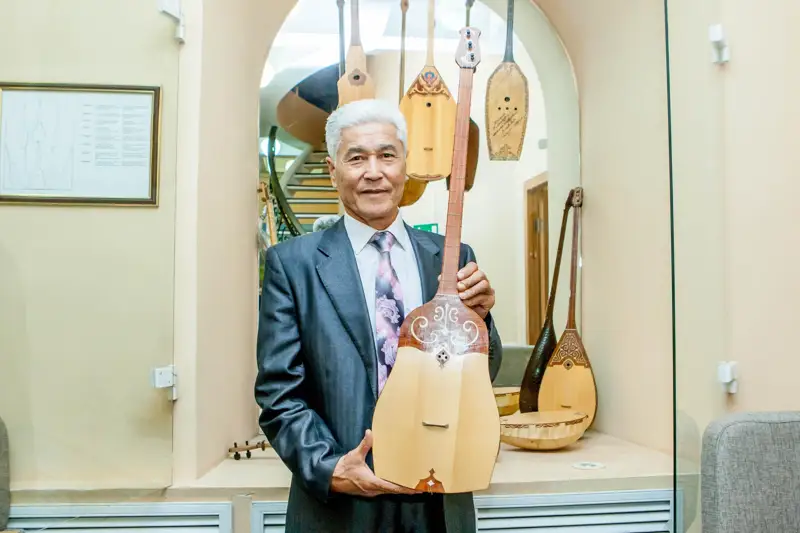 جولاۋشى تۇردىعۇلوۆ: دومبىرانى كەز كەلگەن ۇلت تۇسىنەدى