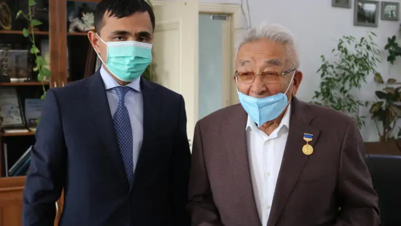 قازاقتىڭ ونەرتاپقىش عالىمى تورەگەلدى شارمانوۆ التىن مەدالمەن ماراپاتتالدى