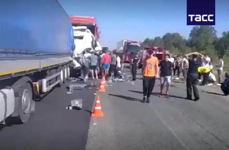 Reseıde júk kóligi men mıkroavtobýs soǵylyp, 15 qazaqstandyq kóz jumdy