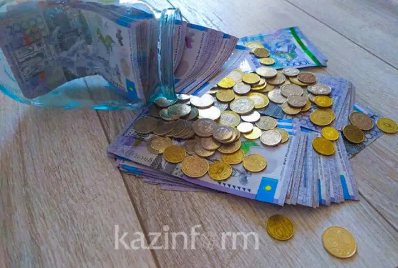 Qazaqstandyqtar zeınetaqy qoryna jyl basynan 523 mlrd teńge aýdardy
