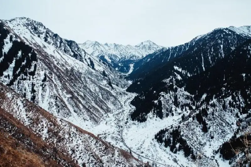 Almaty taýlarynda nóser jaýyn jaýyp, jel soǵady