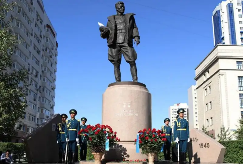 Вековой юбилей легендарного летчика Талгата Бегельдинова отметили в Казахстане