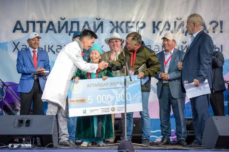 Altaıda ótken aıtystyń bas júldesin Ardabek Aqbaba jeńip aldy