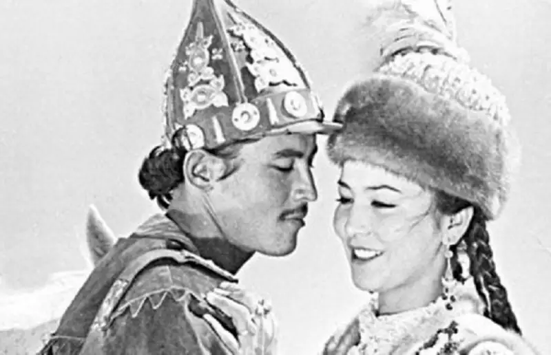 قازاقتىڭ «قىز جىبەگى مەن تولەگەنى» اراسىنداعى ۇلى ماحاببات قالاي باستالعان؟