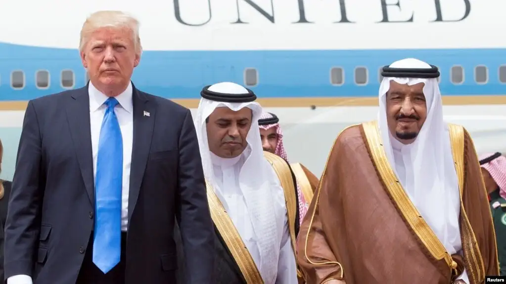 АҚШ президенті Дональд Трамп (сол жақта) пен Сауд Арабиясы патшасы Салман ибн Абдел Азиз әл-Сауд (оң жақта). Эр-Рияд, Сауд Арабиясы, 20 мамыр 2017 жыл.