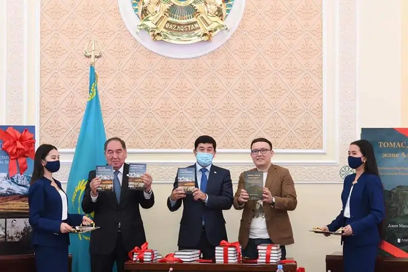 پەرزەنتىنە قازاقشا ات قويعان ۇلى بريتانيا جازۋشىسى تۋرالى كىتاپتار قازاق تىلىنە اۋدارىلدى